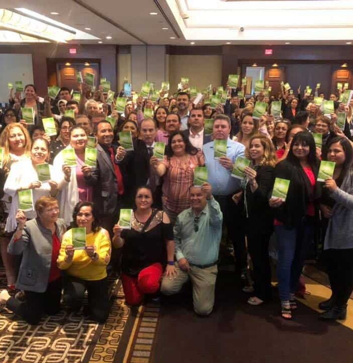 Frank y los asistentes al seminario de la campaña de El Camino A La Felicidad